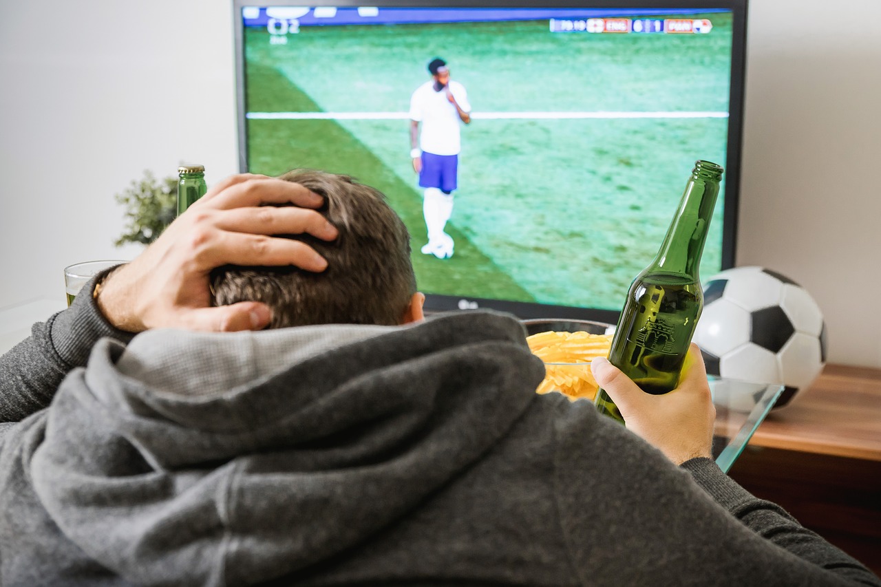 Fußballspiel im Fernsehen gucken
