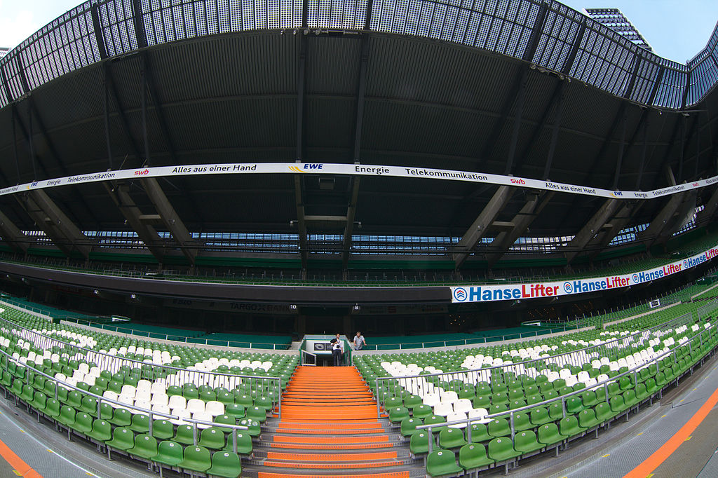 Ausblick auf die Ränge des Stadions mit dem Bremen Schriftzug