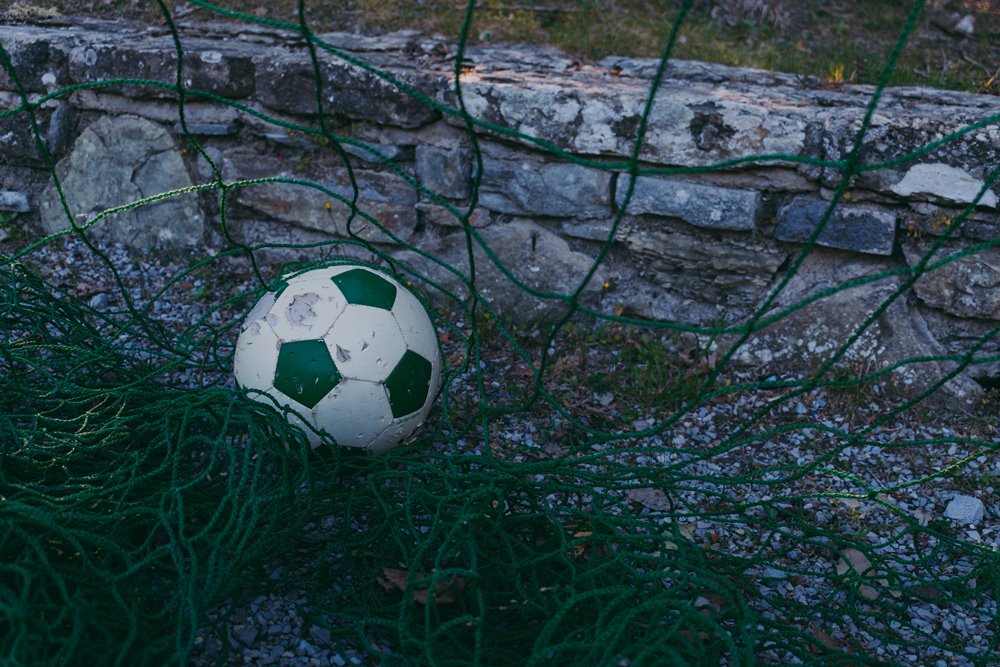 weißer und grüner Fußball