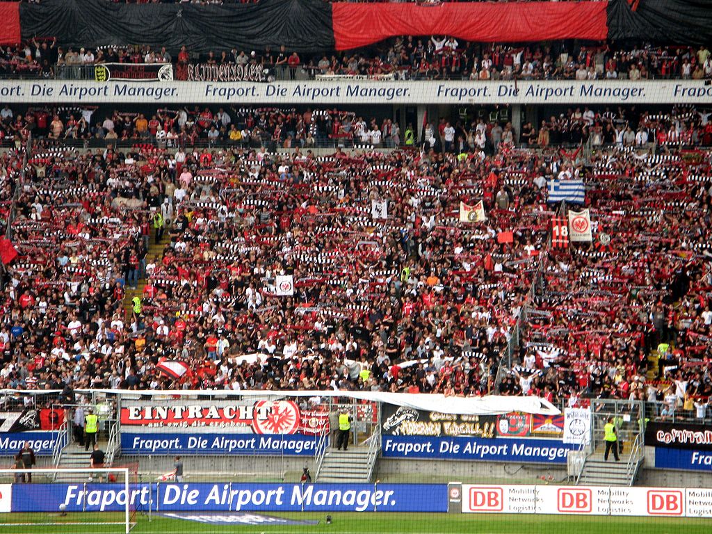 Waldstadion westkurve mit schals in luft